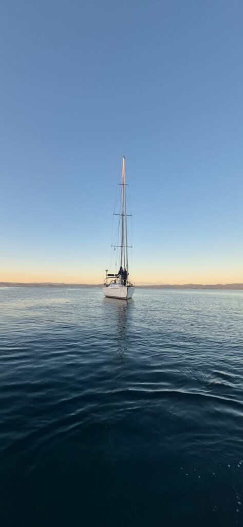 Voilier au mouillage