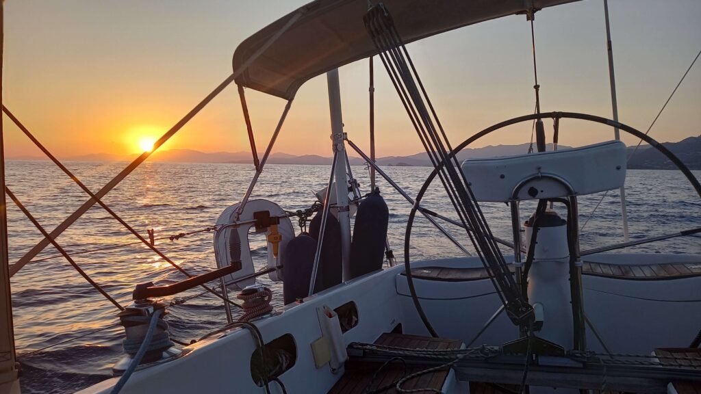 Croisière avec coucher de soleil. Location de bateau avec skipper