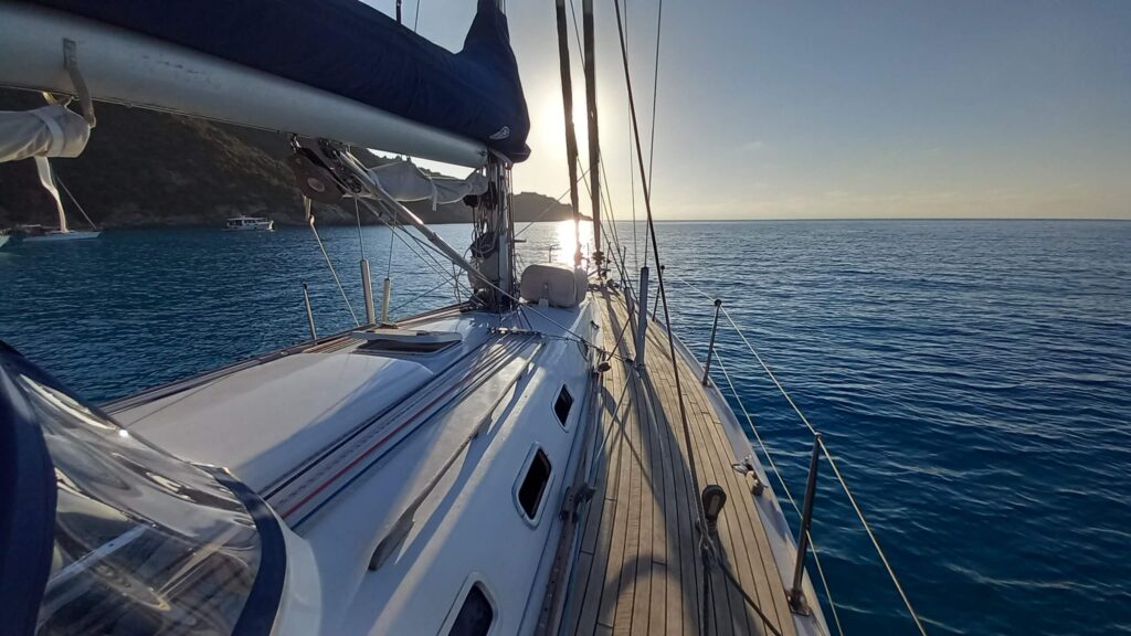 croisi&egrave;re en voilier avec coucher de soleil et location de bateau avec skipper