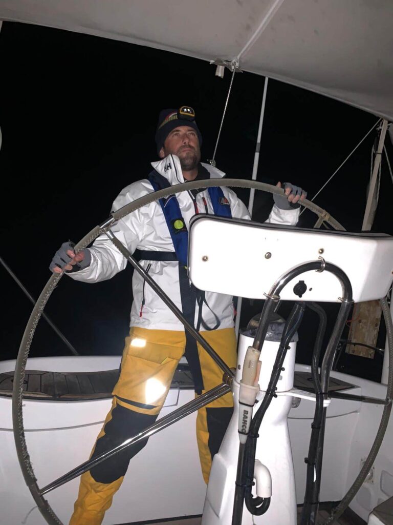 stage-de-voile-d&eacute;butants-apprendre-&agrave;-barrer-voilier